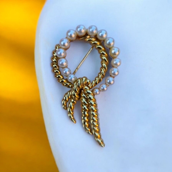 Crown Trifari Elegant Gold and Pearl Brooch - Picture 12 of 15